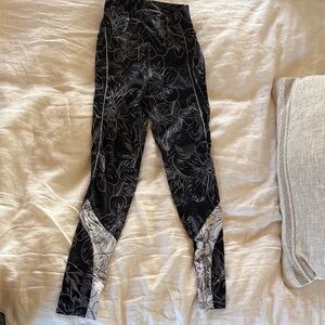 9two5 fit floral print leggings